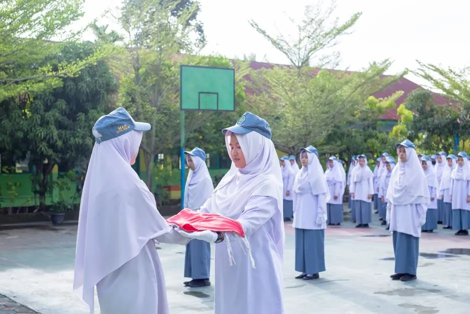 Pemandangan halaman sekolah menengah pertama di Rantauperapat dengan siswa beraktivitas