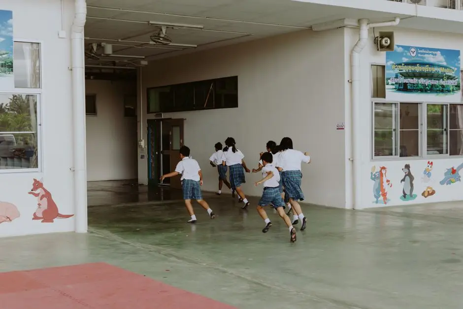 Gedung sekolah favorit dengan siswa berjalan di halaman